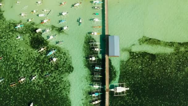 Brygga med båtar i havet, flygutsikt. Allmänt Luna, ön Siargao. — Stockvideo