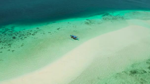 Zandstrand in de lagune met turquoise water. Balabac, Palawan, Filipijnen. — Stockvideo