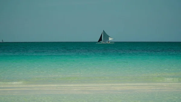 Морська яхта у блакитному морі. Острів Боракай Філіппіни. — стокове фото