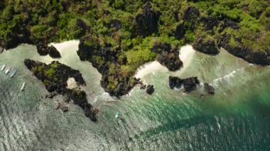 Tropik deniz suyu lagünü ve plaj, Filipinler, El Nido.