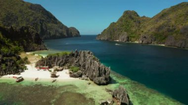 Tropik deniz suyu lagünü ve plaj, Filipinler, El Nido.