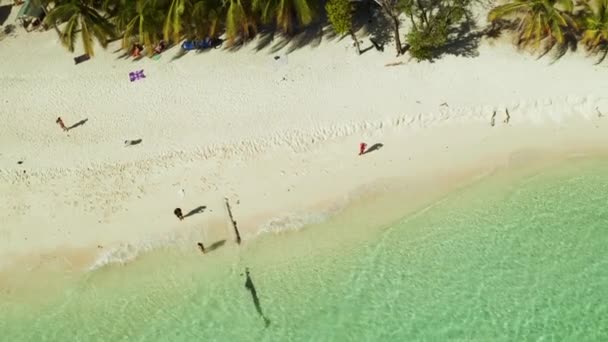 Torpický ostrov s bílou písečnou pláží, výhled shora. — Stock video