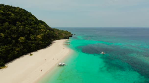 Tropischer Strand und blaue Lagune. — Stockvideo