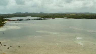 Siargao adasında inşaat halindeki köprü.