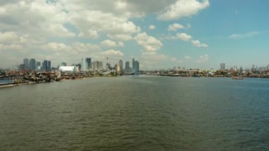 Manila şehri, modern binalarla Filipinler 'in başkenti. hava görünümü.