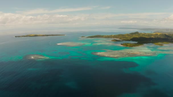 Морський пейзаж з тропічними островами і бірюзовою водою . — стокове відео