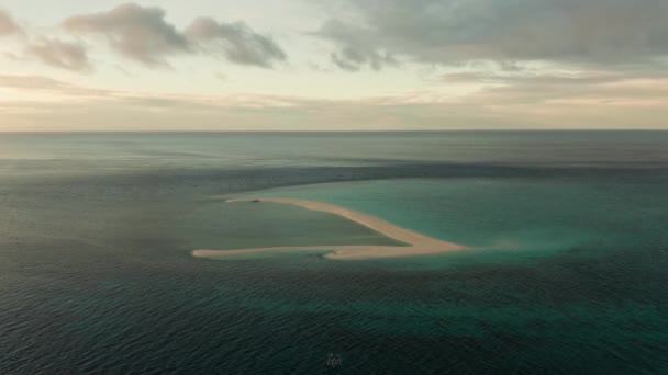 Isla tropical al atardecer. Camiguin, Filipinas — Vídeo de stock