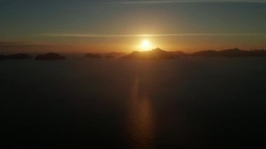 Gün batımındaki güzel körfez. Hava görünümü.