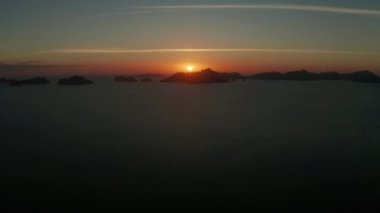 Gün batımındaki güzel körfez. Hava görünümü.