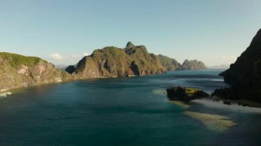Tropik adaları olan deniz burnu El Nido, Palawan, Filipinler