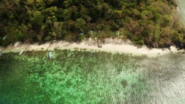 Tropik deniz suyu lagünü ve plaj, Filipinler, El Nido.