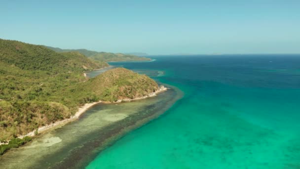 Ilha tropical com lagoa azul — Vídeo de Stock