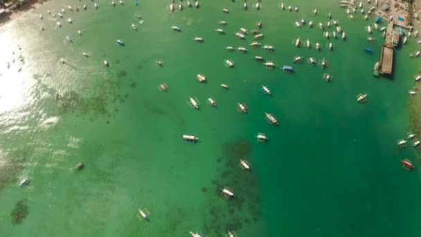 Touristenboote in einer Bucht mit blauem Wasser — Stockvideo