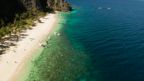 Paisaje marino con playa tropical y mar. — Vídeo de stock