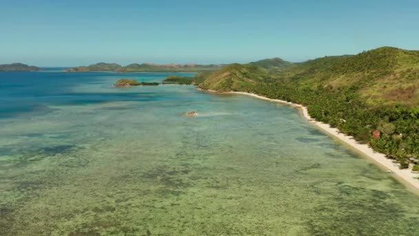 Trópusi sziget kék lagúnával — Stock videók