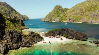 Tropik deniz suyu lagünü ve plaj, Filipinler, El Nido.