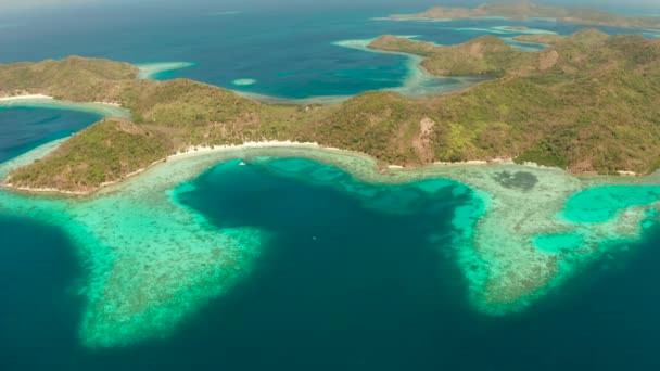 Pequeña isla tórpica con una playa de arena blanca, vista superior. — Vídeo de stock