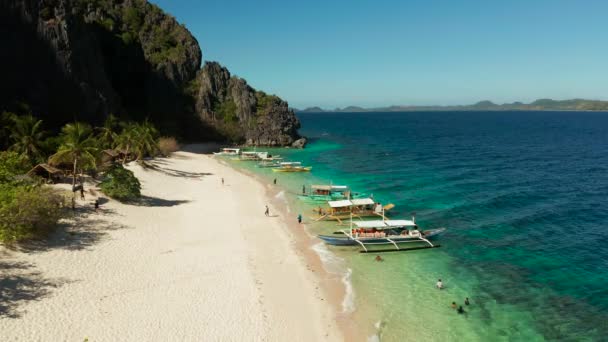 Paisaje marino con playa tropical y mar. — Vídeo de stock