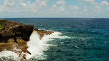 Okyanus kıyıya vuran dalgalarla