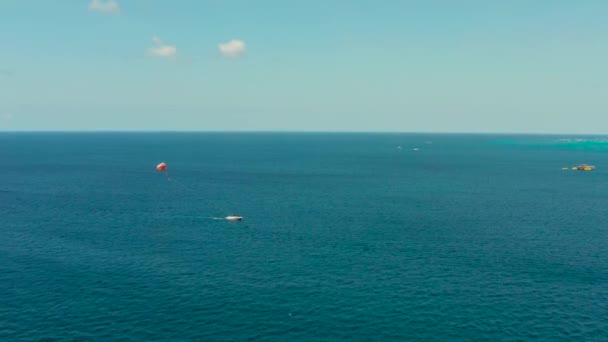 Туристы на парашюте над морем. Боракай, Филиппины — стоковое видео