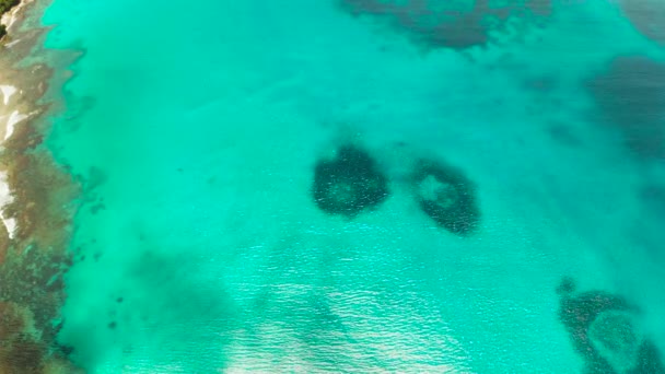 Água do mar azul transparente na lagoa. — Vídeo de Stock