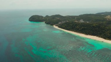 Tropik sahil ve mavi göl.