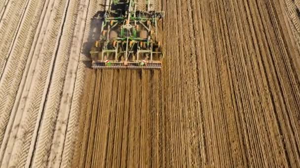 农田上带有圆盘耙的拖拉机 — 图库视频影像