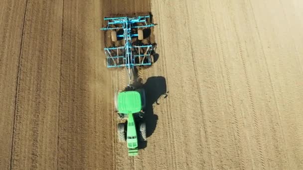 Tractor met schijveneggen op de landbouwgrond — Stockvideo