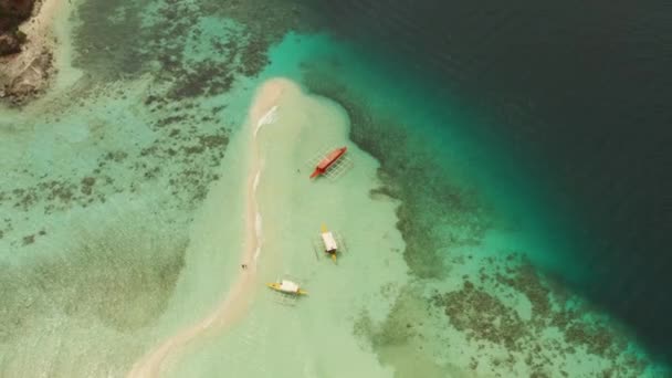 Kis torpic sziget fehér homokos stranddal, felülnézetből. — Stock videók
