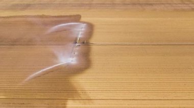 Tarım arazisindeki sulama sistemi.