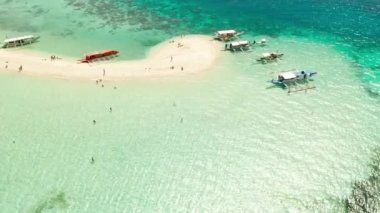 Kumlu plajlı tropik ada, Filipinler, Palawan