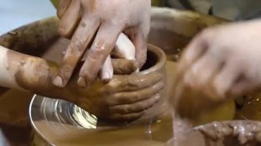 Potter 'ın Çömlekçi çarkı ve elleri.