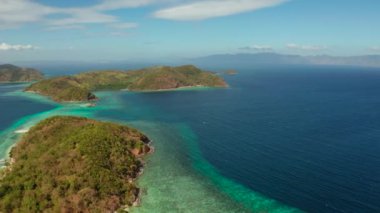 Kumlu plajlı tropik ada, Filipinler, Palawan