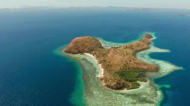 Beyaz kumlu sahili olan küçük bir Torpikal ada..