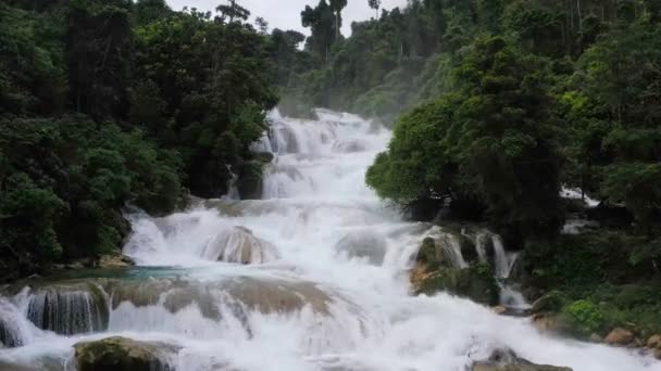 Piękny tropikalny wodospad. Filipiny, Mindanao. — Wideo stockowe