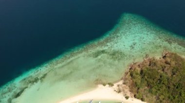 Kumlu plajlı tropik ada, Filipinler, Palawan