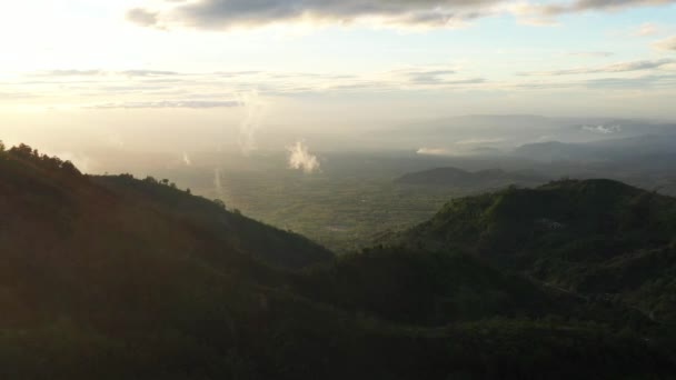 Berg med regnskog och moln. Filippinerna, Mindanao — Stockvideo