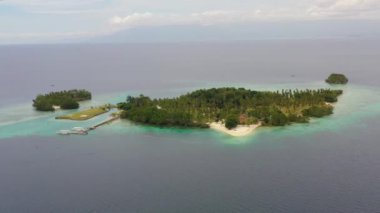 Plajı olan tropik bir ada. Filipinler, Mindanao.