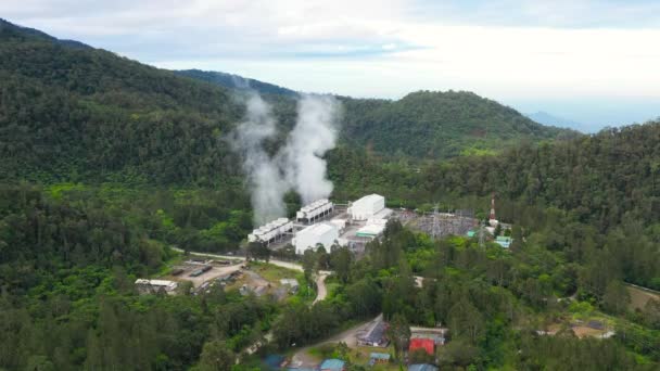 Geotermální elektrárna. Filipíny, Mindanao. Apo hora. — Stock video