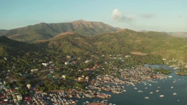 Vista aérea del pueblo de Coron. Filipinas, Palawan, Busuanga — Vídeos de Stock