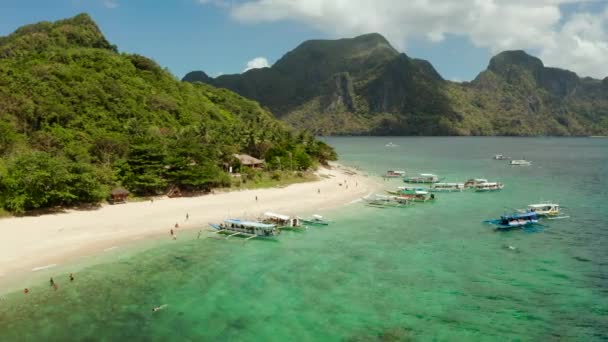 Isla tropical con playa de arena. El nido, Filipinas — Vídeos de Stock