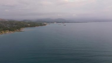 Gün batımında Iligan şehrinde. Filipinler.