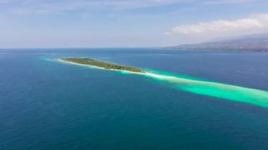 Beyaz plajı olan küçük Santa Cruz Adası. Filipinler, Zamboanga.