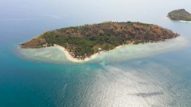 Tropik adalar ve mavi deniz. Filipinler, Zamboanga.
