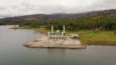 Lanao Gölü kıyısındaki camii. Lanao del Sur, Filipinler.