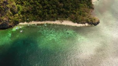 Tropik deniz suyu lagünü ve plaj, Filipinler, El Nido.