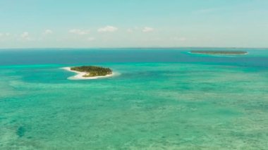 Tropik bir adada güzel bir sahil. Balabac, Palawan, Filipinler.