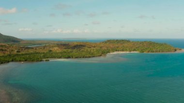 Tropik adanın kıyı şeridi. Balabac Adası, Palawan