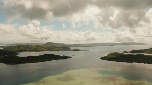 Tengerpart trópusi szigetekkel és türkizkék vizével. — Stock videók