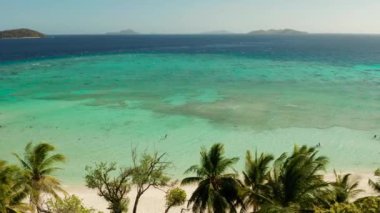 Beyaz kumlu sahili olan Torpikal bir ada..